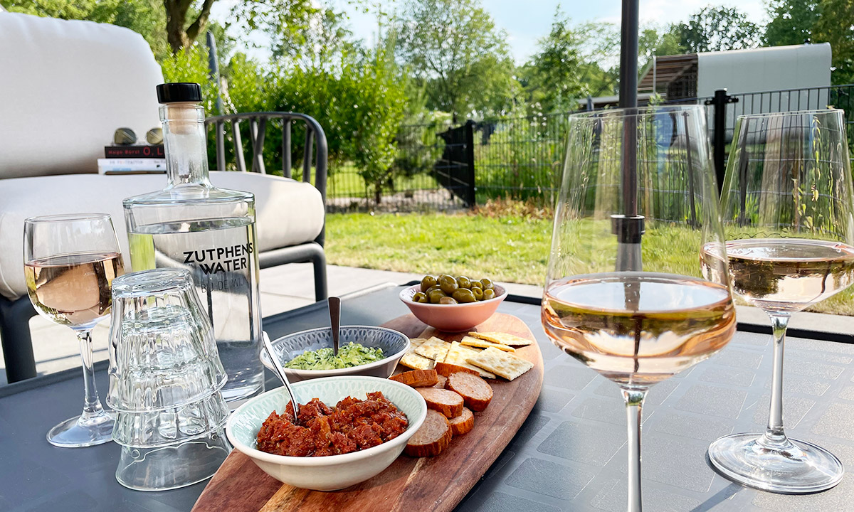 Borrelen op het terras in de tuin